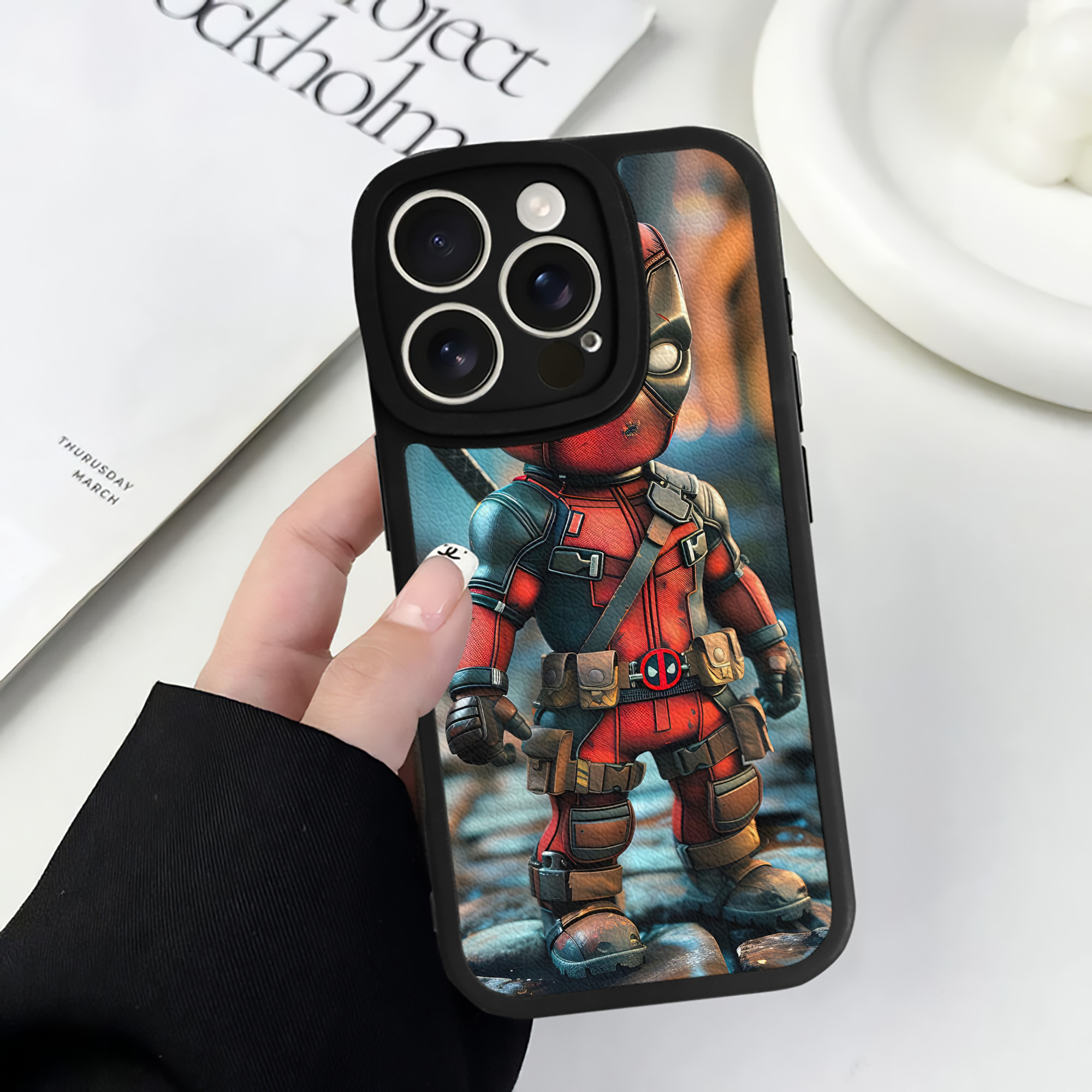 （画像用） Deadpool デッドプール 【iPhone 16シリーズ対応】シリコンスマホケース（レザー調） 材質：シリコン